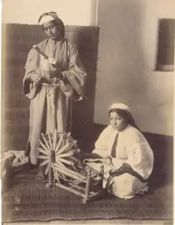 Antonio Cavilla, Fileuses au rouet primitif, Maroc, Circa 1880
