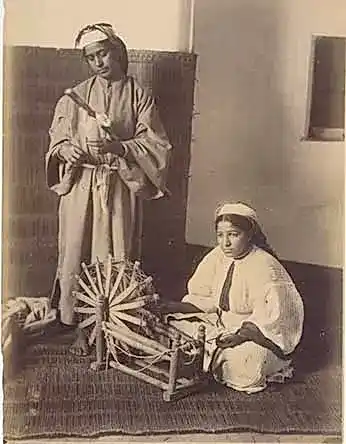 Antonio Cavilla, Fileuses au rouet primitif, Maroc, Circa 1880