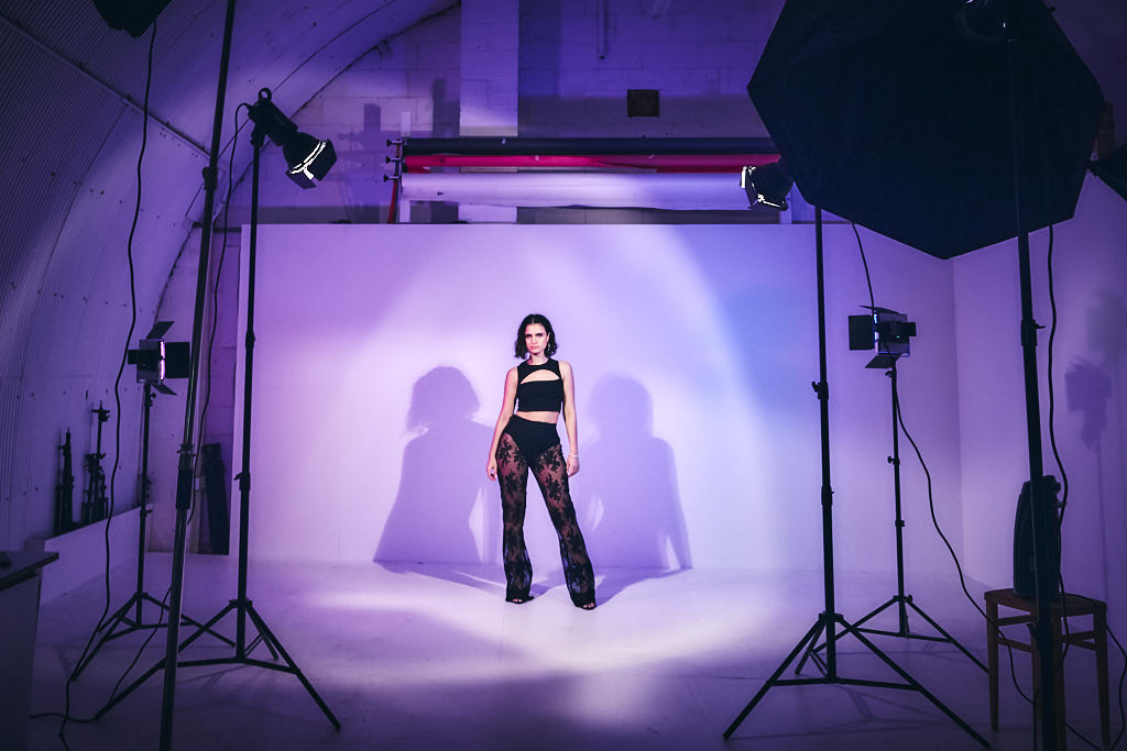 studio lighting BTS showing the effect of spill using barndoors